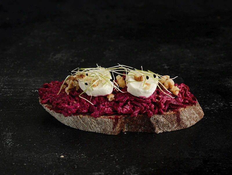 Chlebíček s kozím sýrem a červenou řepou