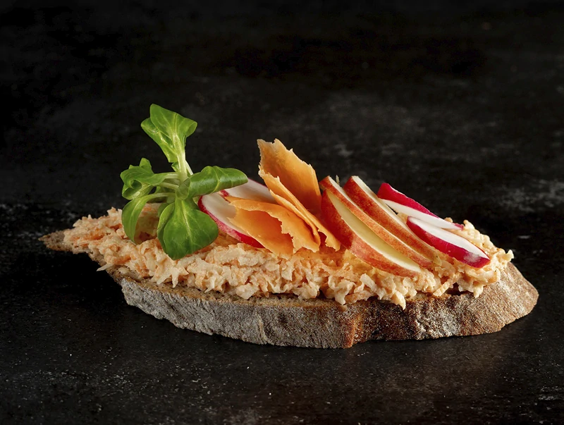 Chlebíček s mrkvovo-celerovou pomazánkou