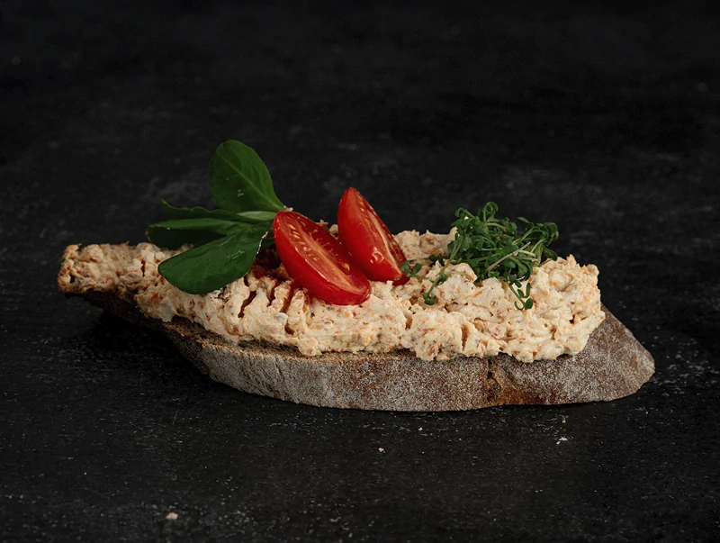 Chlebíček s pomazánkou ze sušených rajčat