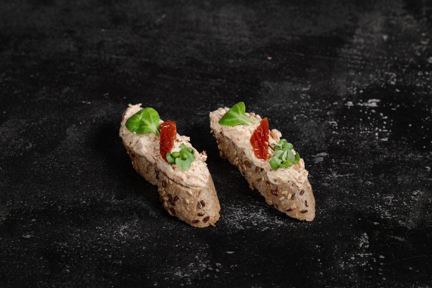 Dvojhubka s pomazánkou ze sušených rajčat