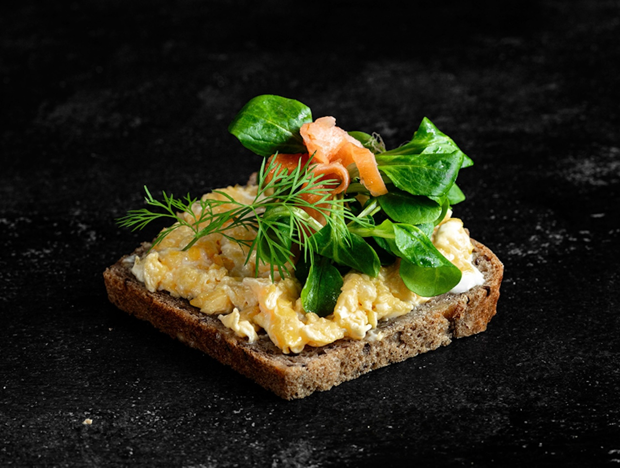 Žitný chlebíček vajíčko & losos